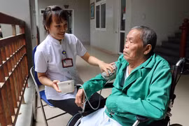 Kiểm tra sức khỏe hàng ngày cho các cụ tại trung tâm. (Ảnh: Lê Lâm/Vietnam+)