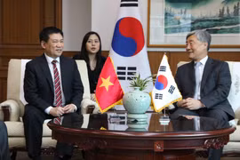 Ông Hồ Đức Phớc, Ủy viên Ban Chấp hành Trung ương Đảng, Tổng Kiểm toán Nhà nước hội đàm với ông Choe Jaehyeong, Chủ tịch Ủy ban Kiểm toán và Thanh tra Hàn Quốc. (Ảnh: Mạnh Hùng/TTXVN)