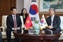 Ông Hồ Đức Phớc, Ủy viên Ban Chấp hành Trung ương Đảng, Tổng Kiểm toán Nhà nước hội đàm với ông Choe Jaehyeong, Chủ tịch Ủy ban Kiểm toán và Thanh tra Hàn Quốc. (Ảnh: Mạnh Hùng/TTXVN)
