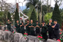Hội Cựu Chiến binh TTXVN thắp hương tưởng niệm các anh hùng liệt sỹ tại Nghĩa trang Quốc gia Vị Xuyên. (Ảnh: PV/Vietnam+)