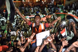 Người biểu tình tập trung tại thủ đô Khartoum, Sudan ngày 19/5. (Nguồn: AFP/ TTXVN)