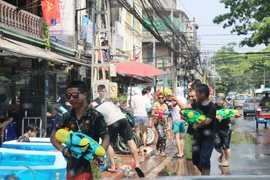 Hình ảnh người dân Lào tưng bừng đón Tết cổ truyền Bun Pi Mày