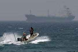 Ảnh tư liệu: Tàu của ngư dân di chuyển tại vùng biển ngoài khơi Fujairah, UAE, gần eo biển Hormuz, ngày 30/5/2012. (Nguồn: AP/TTXVN)