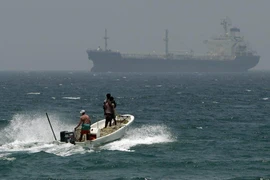 Ảnh tư liệu: Tàu của ngư dân di chuyển tại vùng biển ngoài khơi Fujairah, UAE, gần eo biển Hormuz, ngày 30/5/2012. (Nguồn: AP/TTXVN)