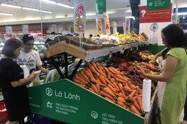 Các sản phẩm rau an toàn mang thương hiệu Lá Lành được bày bán thu hút sự quan tâm của nhiều người tiêu dùng. (Ảnh: Nguyên Linh/TTXVN)