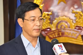 Tổng Lãnh sự Trần Thành Huân trả lời phỏng vấn phóng viên TTXVN tại Hong Kong về vụ tàu Aulac Fortuen. (Nguồn: TTXVN)