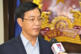 Tổng Lãnh sự Trần Thành Huân trả lời phỏng vấn phóng viên TTXVN tại Hong Kong về vụ tàu Aulac Fortuen. (Nguồn: TTXVN)