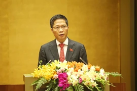 Bộ trưởng Bộ Công Thương Trần Tuấn Anh, thừa ủy quyền của Thủ tướng Chính phủ trình bày Tờ trình về dự án Luật sửa đổi, bổ sung một số điều của Luật Kinh doanh bảo hiểm và Luật Sở hữu trí tuệ. (Ảnh: Dương Giang/TTXVN)