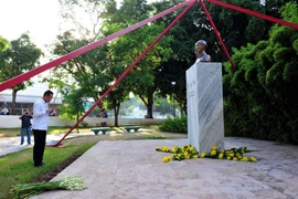 Đại sứ Việt Nam tại Cuba Nguyễn Trung Thành dâng hoa tưởng nhớ Chủ tịch Hồ Chí Minh. (Ảnh: Lê Hà/TTXVN)