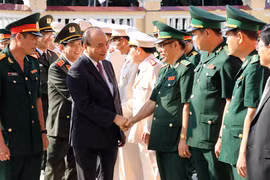 Thủ tướng Nguyễn Xuân Phúc đến chúc Tết các lực lượng vũ trang thành phố Đà Nẵng. (Ảnh: Trần Lê Lâm/TTXVN)