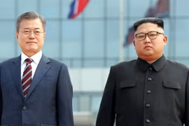 Tổng thống Hàn Quốc Moon Jea-in và nhà lãnh đạo Triều Tiên Kim Jong-un. (Nguồn: Getty Images)