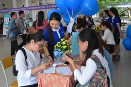 Sinh viên tham gia phỏng vấn xin việc trong Ngày hội việc làm. (Ảnh: Văn Dũng/TTXVN)