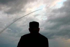 Nhà lãnh đạo Triều Tiên Kim Jong-un thị sát vụ phóng thử tên lửa đạn đạo tại một địa điểm không xác định ở Triều Tiên, ngày 31/7/2019. (Nguồn: YONHAP/TTXVN)