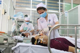 Điều dưỡng viên tại Khoa Cấp cứu - Bệnh viện Chợ Rẫy Thành phố Hồ Chí Minh tích cực cấp cứu cho bệnh nhân. Ảnh minh họa. (Ảnh: Đinh Hằng/TTXVN)
