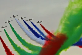 Đội bay Hiệp sỹ phun khói màu trong một màn trình diễn tại Hội nghị và Triển lãm quốc phòng quốc tế ở thủ đô Abu Dhabi. (Nguồn: THX/TTXVN)