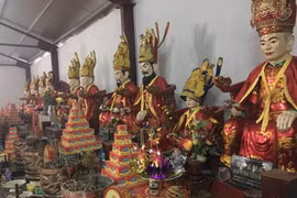 Tượng thờ các đời chúa Trịnh tại Khu di tích quốc gia Phủ Trịnh. (Ảnh: PV/Vietnam+)