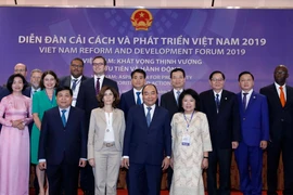 Thủ tướng Nguyễn Xuân Phúc với các đại biểu dự Diễn đàn. (Ảnh: Thống Nhất/TTXVN)
