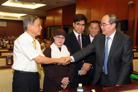 Ông Nguyễn Thiện Nhân, Ủy viên Bộ Chính trị, Bí thư Thành ủy Thành phố Hồ Chí Minh thăm hỏi bà con kiều bào. (Ảnh: Xuân Khu/TTXVN)