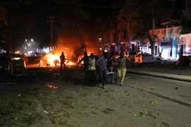 Nhân viên cứu hộ chuyển nạn nhân bị thương trong vụ đánh bom ở Mogadishu, Somalia, ngày 28/2. (Nguồn: AFP/TTXVN)