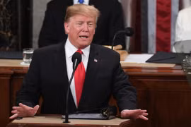 Tổng thống Mỹ Donald Trump (phía trước) đọc Thông điệp liên bang tại Hạ viện ở Washington D.C., tối 5/2/2019 (giờ địa phương). (Nguồn: AFP/TTXVN)