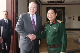 Đại tướng Ngô Xuân Lịch và Thượng nghị sỹ Patrick Leahy. (Ảnh: Hồng Pha/TTXVN phát)