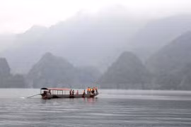Tìm kiếm hai người mất tích do lật thuyền ở lòng hồ thủy điện Sơn La