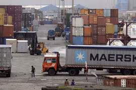 Hoạt động tại cảng Jawaharlal Nehru Port Trust ở Mumbai, Ấn Độ. (Nguồn: AP)