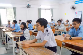 Thí sinh dự thi tại điểm thi Trường Trung học Cơ sở Điện Biên (quận Bình Thạnh) trước giờ làm bài môn Ngữ văn, sáng 2/6. (Ảnh: Thu Hoài/TTXVN)