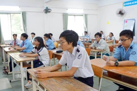 Thí sinh dự thi tại điểm thi Trường Trung học Cơ sở Điện Biên (quận Bình Thạnh) trước giờ làm bài môn Ngữ văn, sáng 2/6. (Ảnh: Thu Hoài/TTXVN)