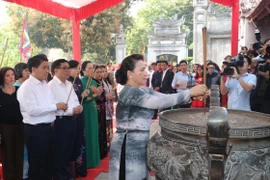 Hình ảnh Chủ tịch Quốc hội dâng hương tại Đền thờ Hai Bà Trưng
