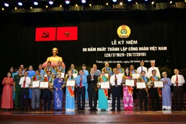 Ông Nguyễn Thiện Nhân, Bí thư Thành ủy Thành phố Hồ Chí Minh cùng ông Bùi Văn Cường, Chủ tịch Tổng Liên đoàn Lao động Việt Nam trao tặng "Giải thưởng 28/7." (Ảnh: Thanh Vũ/TTXVN)