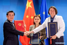 Hai đại diện Trung Quốc và Liên minh châu Âu (EU) tại lễ ký hai thỏa thuận hàng không quan trọng, ngày 20/5 ở Brussels, Bỉ. (Nguồn: THX)
