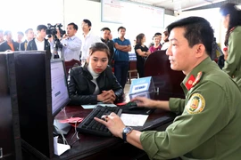 Làm các thủ tục cấp hộ chiếu cho người dân. (Ảnh: Công Tường/TTXVN)