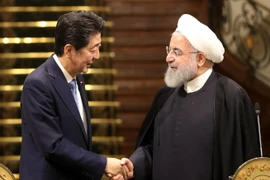 Tổng thống Iran Hassan Rouhani (phải) trong cuộc gặp Thủ tướng Nhật Bản Shinzo Abe tại Tehran ngày 12/6/2019. (Nguồn: AFP/TTXVN)