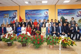 Ban chấp hành Hội người Việt Nam tại Ba Lan nhiệm kỳ (2019-2024). (Ảnh: Hồng Kỳ/Vietnam+)