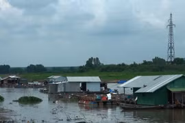 Làng bè nuôi cá lồng trên sông La Ngà nay vắng vẻ, đìu hiu. (Ảnh: Lê Xuân/TTXVN)