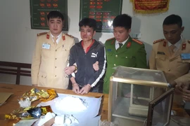 Đối tượng Lê Hữu Hà cùng tang vật 2kg ma túy đá tại cơ quan điều tra. (Nguồn: TTXVN phát)