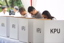 Cử tri bỏ phiếu tại điểm bầu cử ở Jakarta, Indonesia ngày 17/4/2019. (Nguồn: THX/TTXVN)