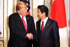 Tổng thống Mỹ Donald Trump bắt tay Thủ tướng Nhật Bản Shinzo Abe trước bữa tiệc trưa làm việc tại nhà khách Akasaka ở Tokyo vào ngày 27/5. (Nguồn: Getty Images)