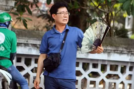 Một khách nước ngoài khó chịu với thời tiết nắng nóng tại Thủ đô Hà Nội. (Ảnh: Danh Lam/TTXVN)