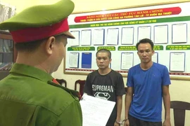 Công an thành phố Buôn Ma Thuột đọc lệnh bắt hai đối tượng Thắng và Mỹ vì tội cố ý gây thương tích. (Nguồn: TTXVN)