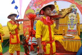 Nước làm lễ sau khi được lấy sẽ được mang về đền thờ 3 tháng 10 ngày. (Ảnh: Thế Duyệt/TTXVN)