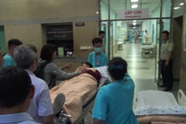 Bệnh nhân được đưa vào khoa Cấp cứu, Bệnh viện Đại học Y dược Thành phố Hồ Chí Minh. (Ảnh: Đinh Hằng/TTXVN)