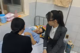 Đại diện chính quyền địa phương thảm hỏi, động viên sản phụ Yến. (Ảnh: Đậu Tất Thành/Vietnam+)