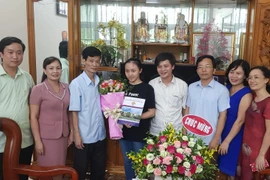 Đại diện lãnh đạo Sở Giáo dục và Đào tạo tỉnh Phú Thọ đến thăm và tặng quà cho em Ngô Thu Hà, thủ khoa khối B có điểm thi 3 môn xét tuyển đại học cao nhất cả nước trong kỳ thi Trung học phổ thông Quốc gia năm 2019. (Ảnh: Tạ Toàn/TTXVN)