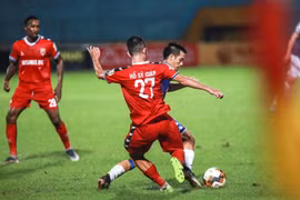 Tình huống dẫn bóng đột phá của tiền đạo Văn Quyết (Hà Nội). Anh cũng chính là người ghi bàn nâng tỉ số lên 2-0 cho Câu lạc bộ Hà Nội ở phút thứ 32 của trận đấu. (Ảnh: Trọng Đạt/TTXVN)