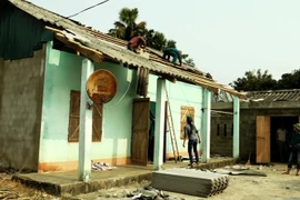 Nhà dân bị tốc mái do dông lốc. (Ảnh: Văn Tý/TTXVN)