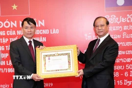 Hình ảnh TTXVN đón nhận các huân chương cao quý của Nhà nước Lào