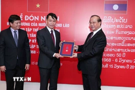 Bộ trưởng Bộ Thông tin, Văn hóa và Du lịch Lào Bosengkham Vongdara trao tặng Huân chương Tự do Isala hạng Nhì cho TTXVN. (Ảnh: Văn Điệp/TTXVN)
