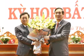 Ông Bùi Minh Châu (phải), Bí thư tỉnh ủy Phú Thọ, tặng hoa chúc mừng ông Bùi Văn Quang. (Ảnh: Trung Kiên/TTXVN)